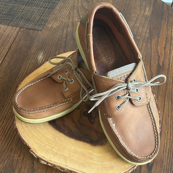 Sperry Tan Boat Shoes with White Laces and Non-Marking Soles - Picture 2 of 8